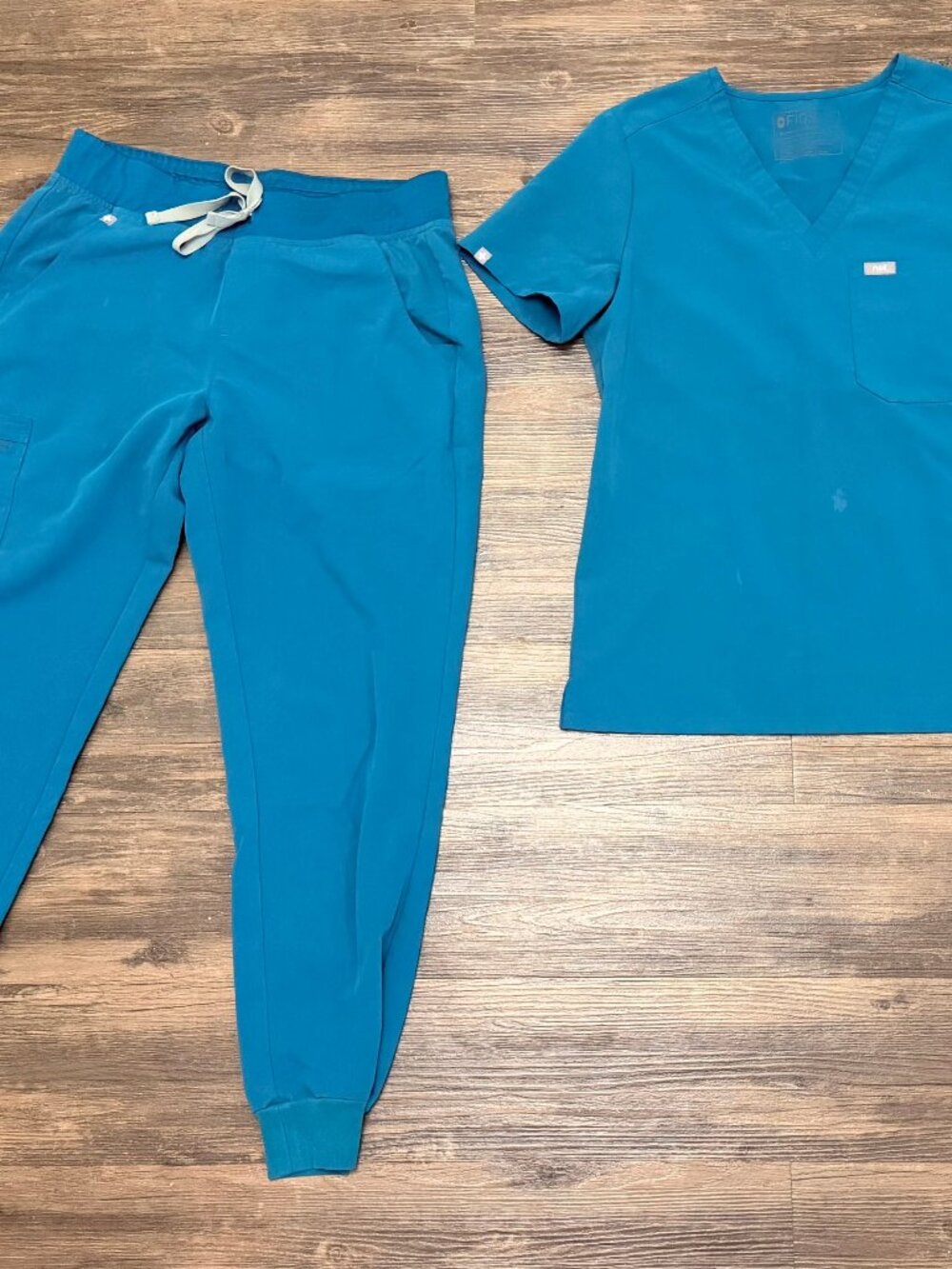 Figs Scrubs Zamora bottoms(M) and Catarina Top (S) in teal